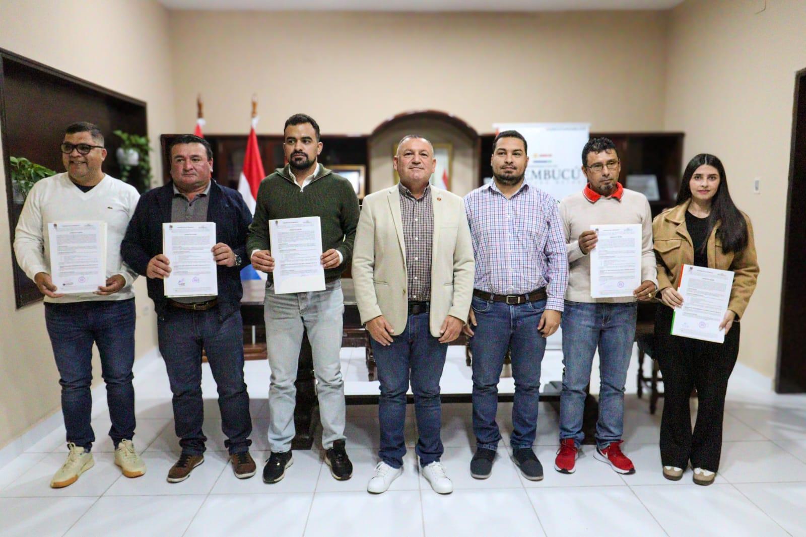 Firma de contrato para la construcción de importantes obras en Pilar.