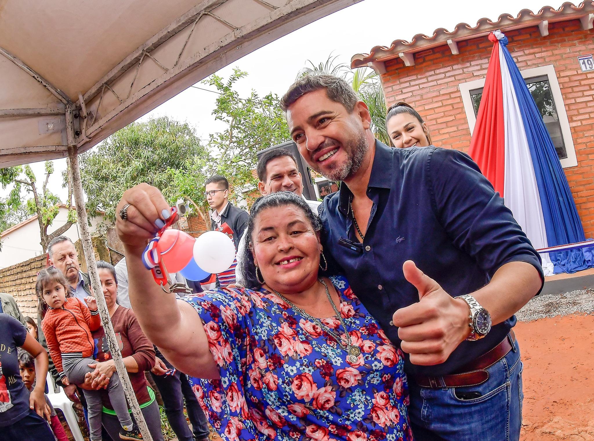 MUVH entrega 42 viviendas a familias de Ñemby