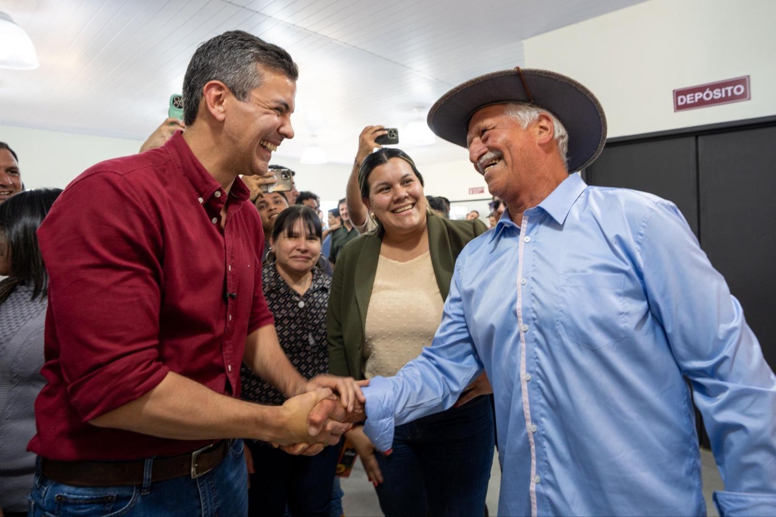 Presidente Santiago Peña entrega viviendas y apoyo productivo a familias de Misiones